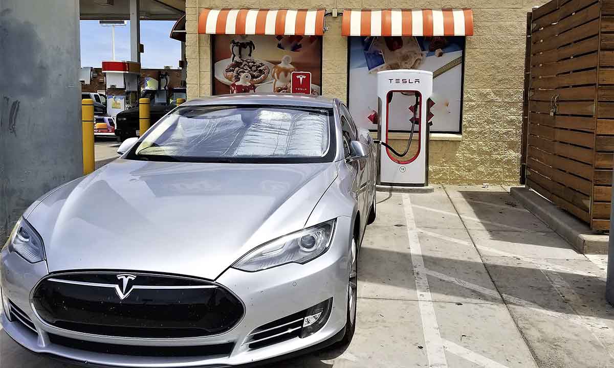 Tesla abre sus supercargadores a eléctricos de otras marcas